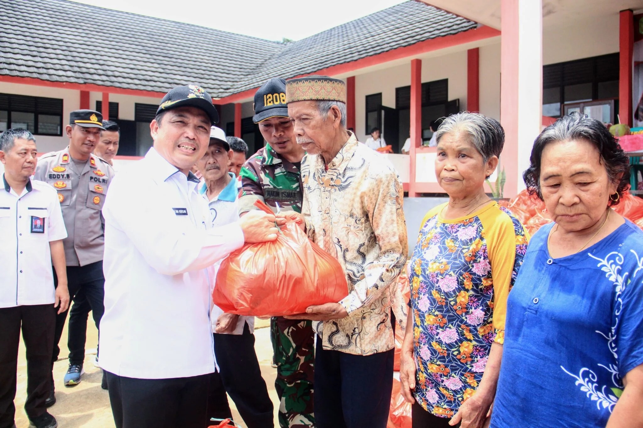 Serahkan Bantuan ke Korban Banjir Sambas, Wagub Norsan Tekankan Soal Normalisasi DAS