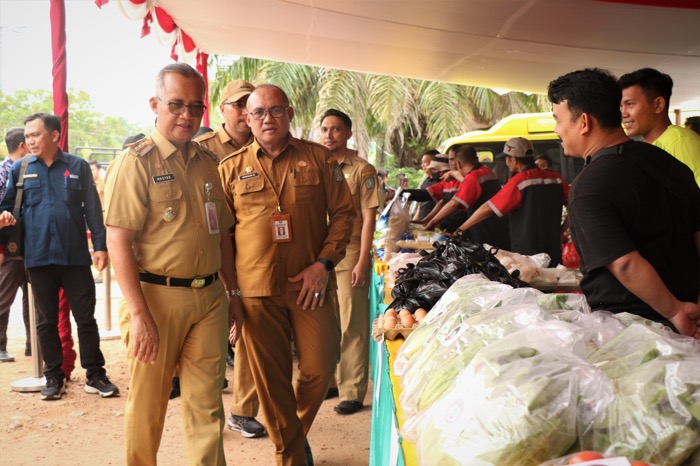 DALAM RANGKA HARI PANGAN SEDUNIA TAHUN 2023 PEMPROV KALBAR DAN PEMKOT GELAR PANGAN MURAH DI KOTA SINGKAWANG UNTUK KENDALIKAN INFLASI.