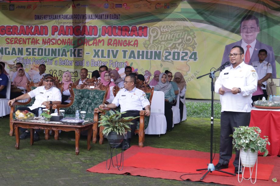 Sekda Prov Kalbar membuka acara Hari Pangan Se - Dunia XLIV tahun 2024 di halaman Dinas Ketahanan Pangan Prov Kalbar