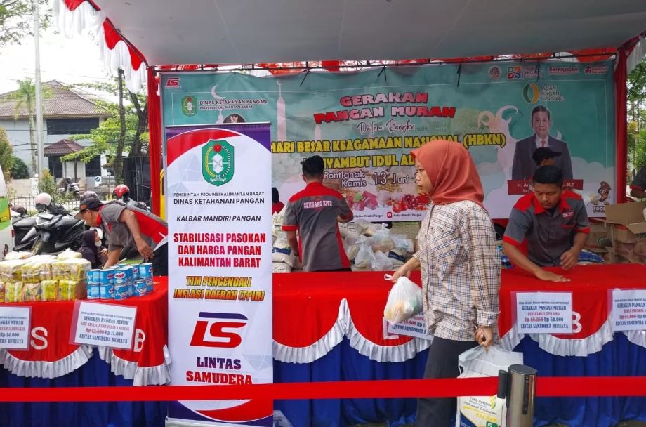 Warga Antusias Belanja di Pasar Murah