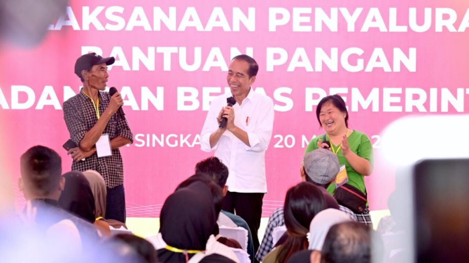 Presiden Jokowi Serahkan Bantuan Pangan kepada Masyarakat Kota Singkawang