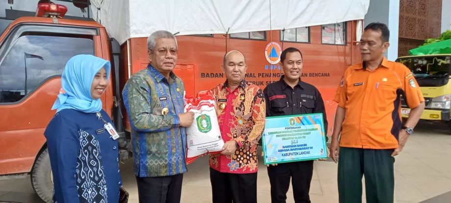Pemprov Kalbar Salurkan Cadangan Pangan untuk Korban Banjir Di Kabupaten Landak